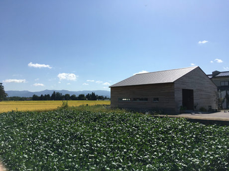 板張りの小屋