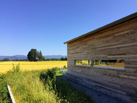 軒の無い小屋